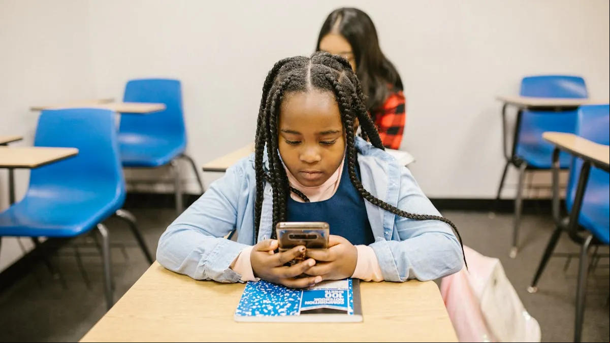 DC se despide del celular en clases y abre paso a un aula más enfocada